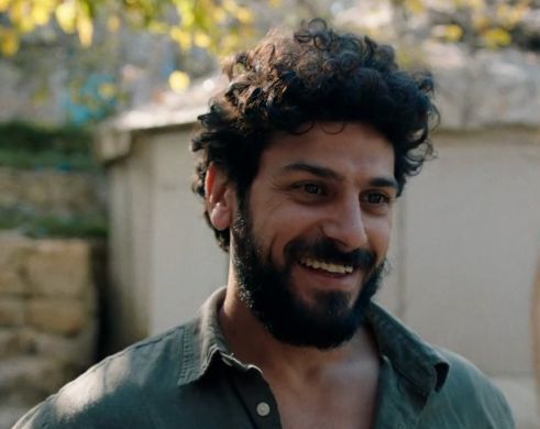 "קושי גדול, אבל שם נמצא המפתח": אביב אלוש חוגג 40