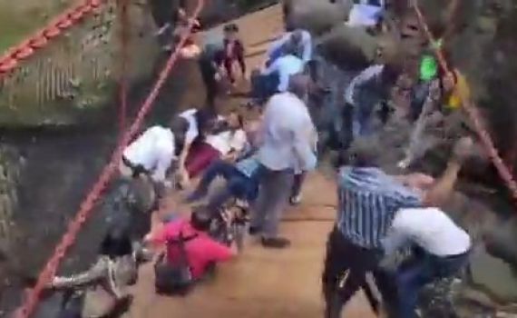 צפו: עשרות נפלו מגשר שנחנך במקסיקו