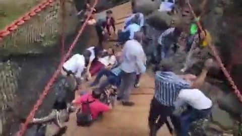 צפו: עשרות נפלו מגשר שנחנך במקסיקו