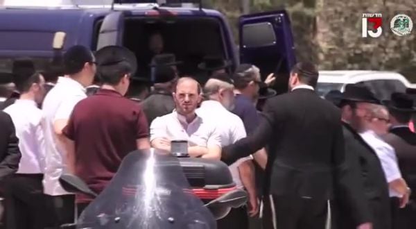 אריאלה שטרנבך הותקפה בהלוויה של משי זהב. צפו