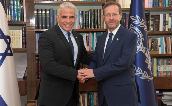 בגלל ויכוח בין לפיד להרצוג: לפיד ביטל את נאומו בטקס