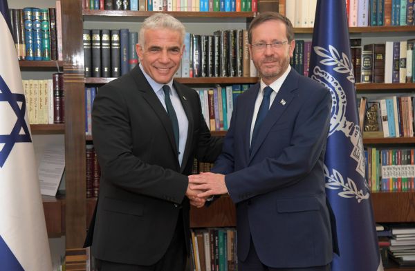 בגלל ויכוח בין לפיד להרצוג: לפיד ביטל את נאומו בטקס