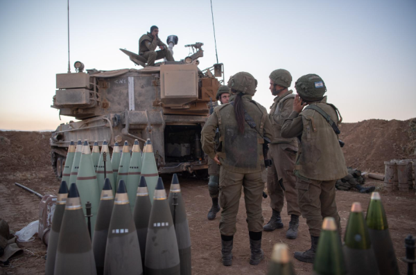 בשידור חי: פגז פגע סמוך לצוות הטלוויזיה. צפו