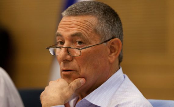 מימין ומשמאל: הח"כים מברכים את דורון אלמוג