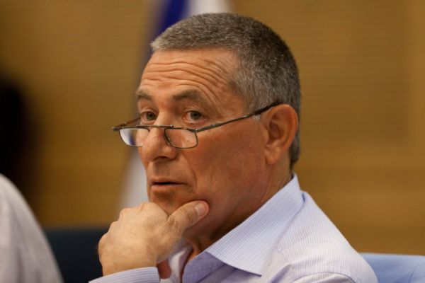 מימין ומשמאל: הח"כים מברכים את דורון אלמוג