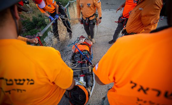 ואדי קלט: חילוץ באלונקות לבן 21 שקפץ לברכה ונפצע