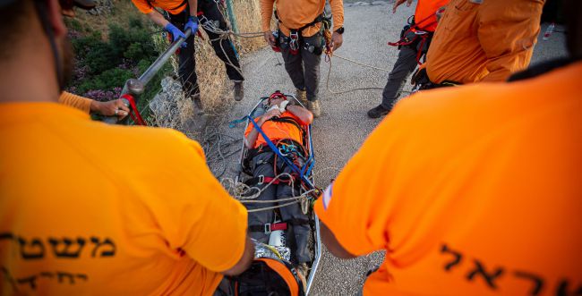 ואדי קלט: חילוץ באלונקות לבן 21 שקפץ לברכה ונפצע