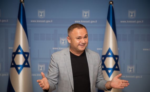 כוכב הרשת מרגש: היום אני מניח תפילין ‏כמעט כל יום