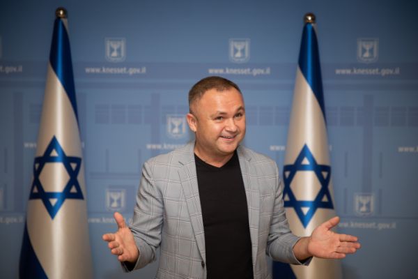 כוכב הרשת מרגש: היום אני מניח תפילין ‏כמעט כל יום