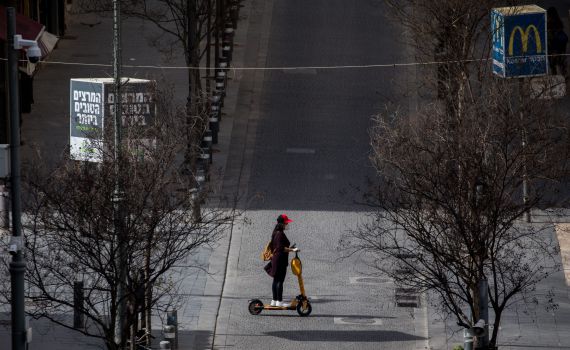 ועדת הכלכלה אישרה: 1000 שקל קנס לרכיבה בלי קסדה