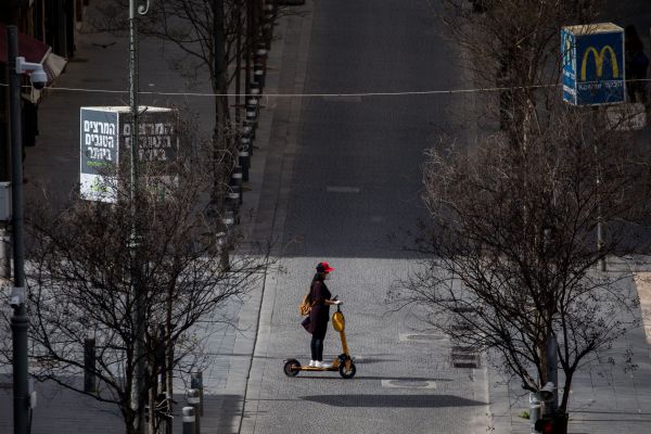 ועדת הכלכלה אישרה: 1000 שקל קנס לרכיבה בלי קסדה