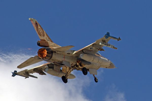 עשרות מטוסי קרב דימו אימון לתקיפה באיראן