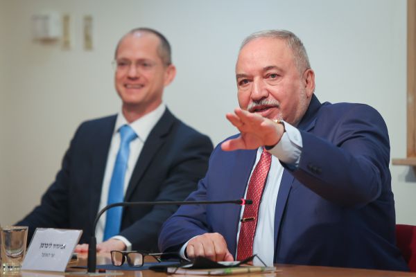 המשבר הבא: 4 סיעות בקואליציה נגד ליברמן