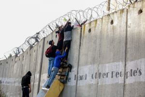 עשרות שב"חים חצו את חומת ההפרדה והופתעו בידי הכוחות. צפו
