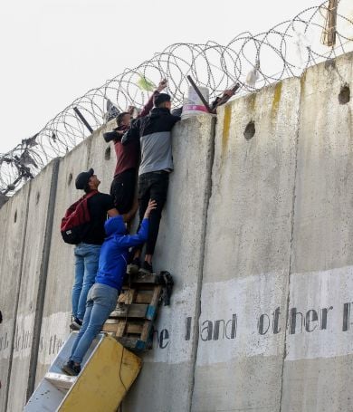 תיעוד הזוי: קושר ילדה לחבל ומשלשל אותה מעבר לגדר ההפרדה