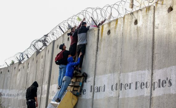 נתפסו בשקר: 4 שב"חים נעצרו עם מסמך בג"ץ מזויף