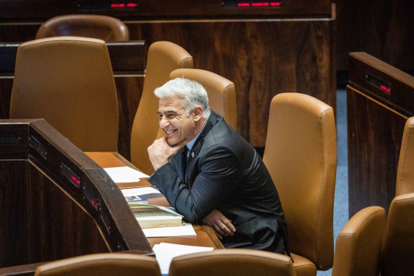 עושים סדר: מתי לפיד צפוי להיכנס לתפקיד?