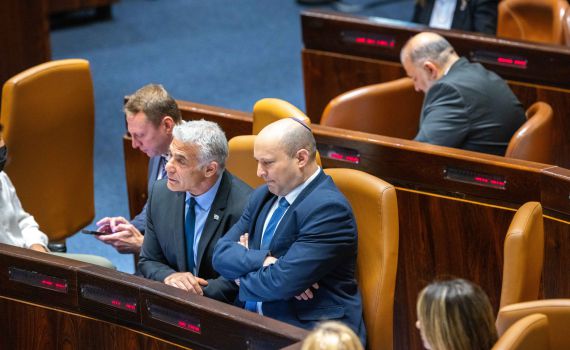 מיד לאחר ההצבעה: בנט ולפיד התחלפו בכיסאות