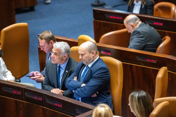 מיד לאחר ההצבעה: בנט ולפיד התחלפו בכיסאות