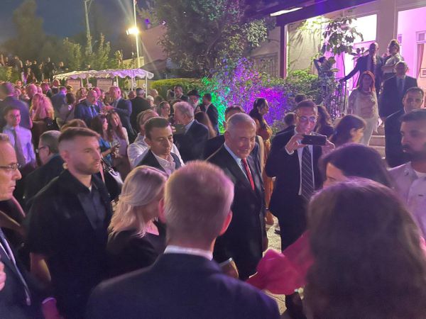 פתח לבאות? לחיצת יד וחיוכים בין שקד לזוג נתניהו