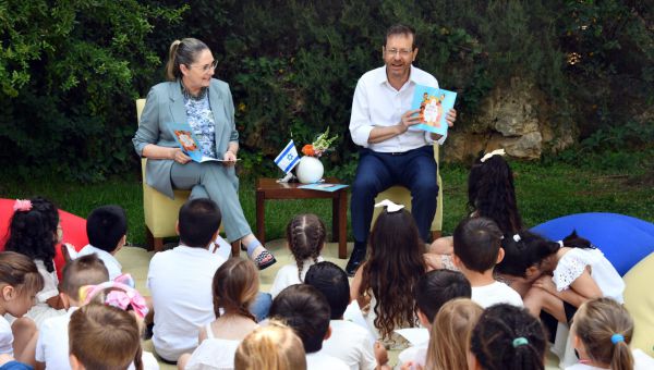 צפו: הנשיא ורעייתו בשעת סיפור