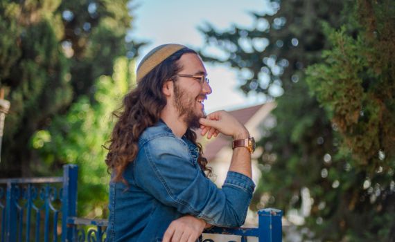 הזמר הדתי אלישיב בנימין בסינגל חדש: "מיוחד"