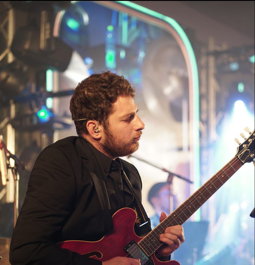 היוצר הדתי מושיק לנדאו בביצוע אינסטרומנטלי מרגש