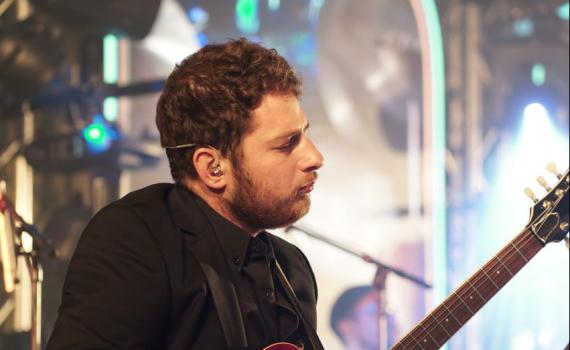 היוצר הדתי מושיק לנדאו בביצוע אינסטרומנטלי מרגש