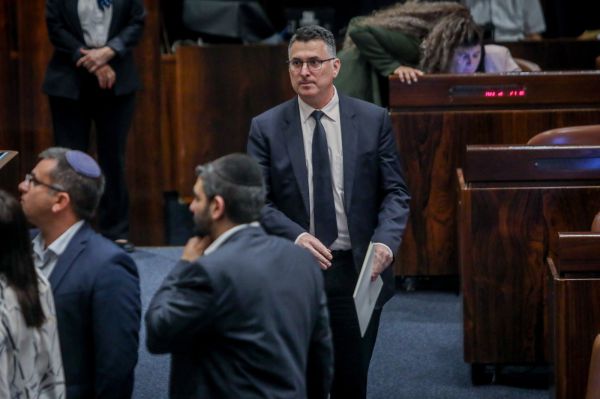 בדרך לפירוק: גדעון סער לחץ את האגף הימני