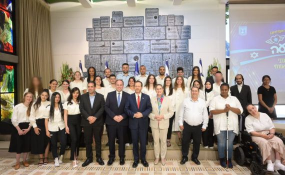 הנשיא העניק אות למצטיינים בשירות הלאומי