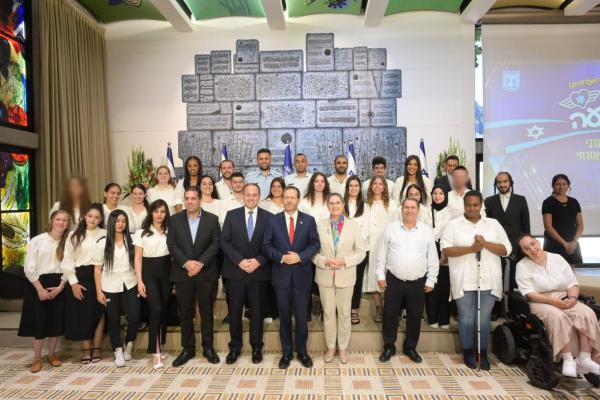 הנשיא העניק אות למצטיינים בשירות הלאומי