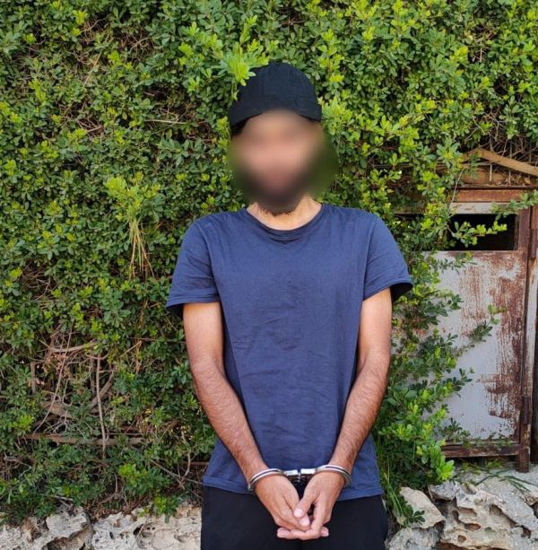 ערבי עשה צרכים על המסגד בהר הבית ונעצר | תיעוד