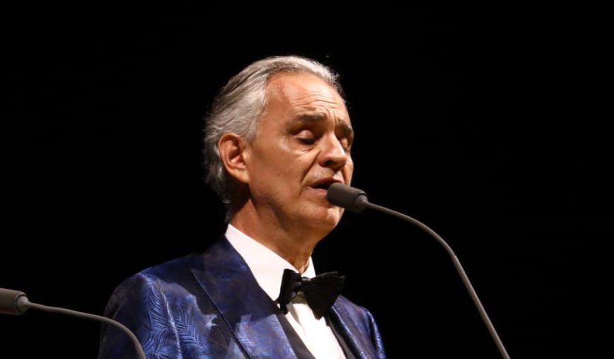 אנדראה בוצ'ילי בכותל יחד עם הרב רבינוביץ'