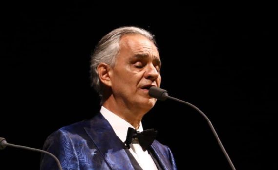 אנדראה בוצ'ילי בכותל יחד עם הרב רבינוביץ'