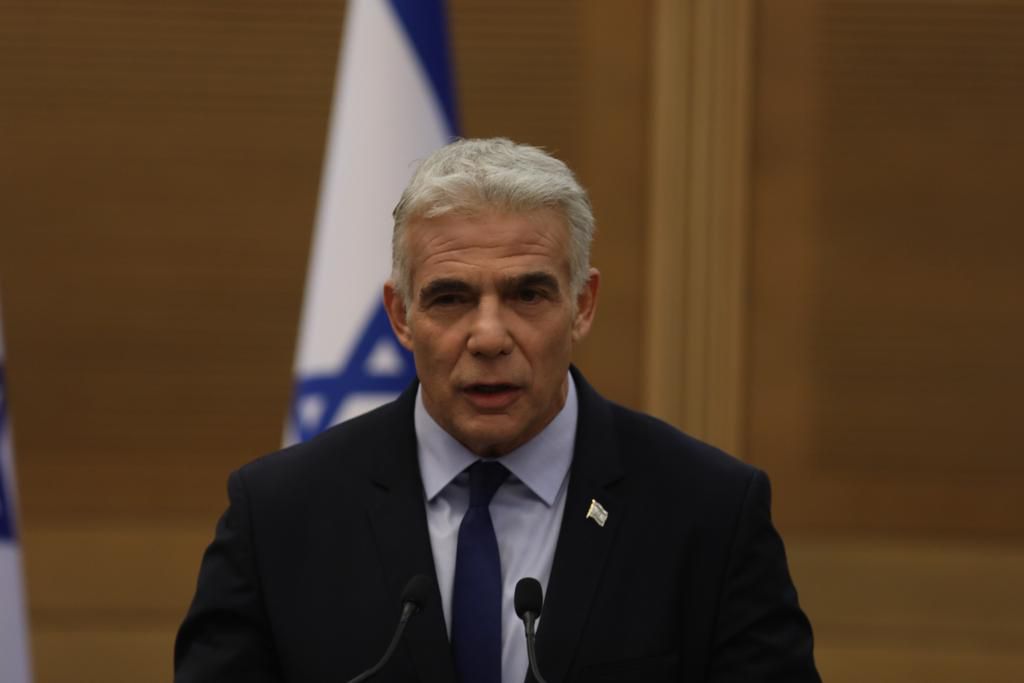 לפיד מבהיר למה התכוון כשתקף את 'כוחות האופל'