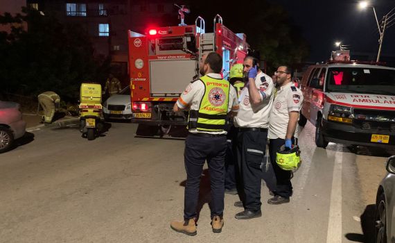 מקומה שלישית: גבר קפץ מחלון דירה שעלתה באש