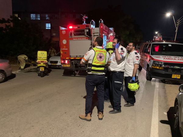 מקומה שלישית: גבר קפץ מחלון דירה שעלתה באש