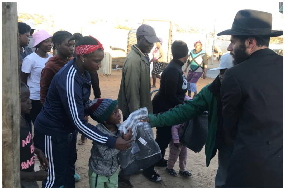 מרגש: שליחי חב"ד יצאו לסייע לחסרי הבית בנמיביה