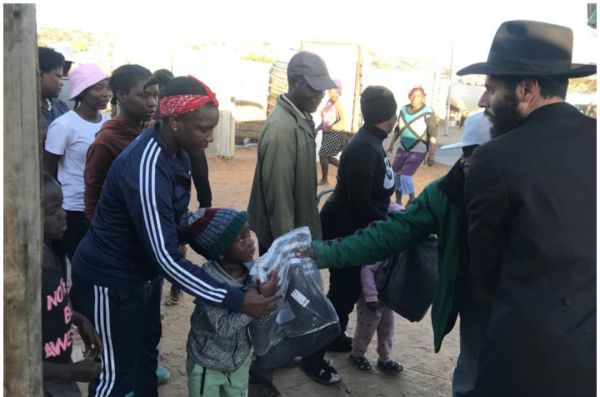 מרגש: שליחי חב"ד יצאו לסייע לחסרי הבית בנמיביה