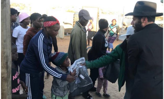  מרגש: שליחי חב"ד יצאו לסייע לחסרי הבית בנמיביה