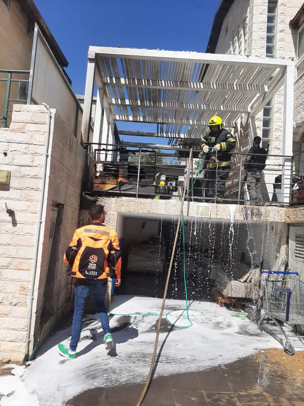 שריפה בבית בגבעת זאב: 3 פצועים פונו מהמבנה