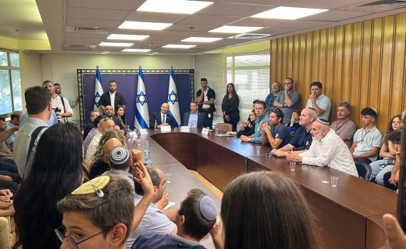 יפרוש? בנט אירח עשרות פעילי ימינה בכנסת