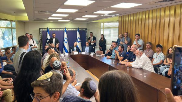 יפרוש? בנט אירח עשרות פעילי ימינה בכנסת