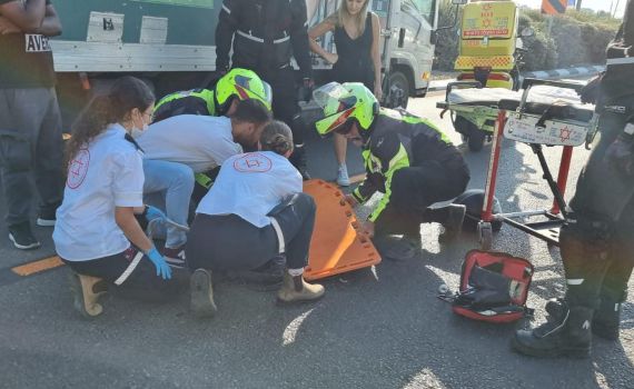 מצבו קשה: רוכב קורקינט חשמלי נפגע ממשאית