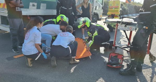 מצבו קשה: רוכב קורקינט חשמלי נפגע ממשאית