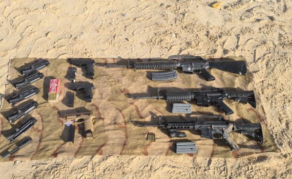 אקדחים רובים ותחמושת: סוכלה הברחת נשק לטרור