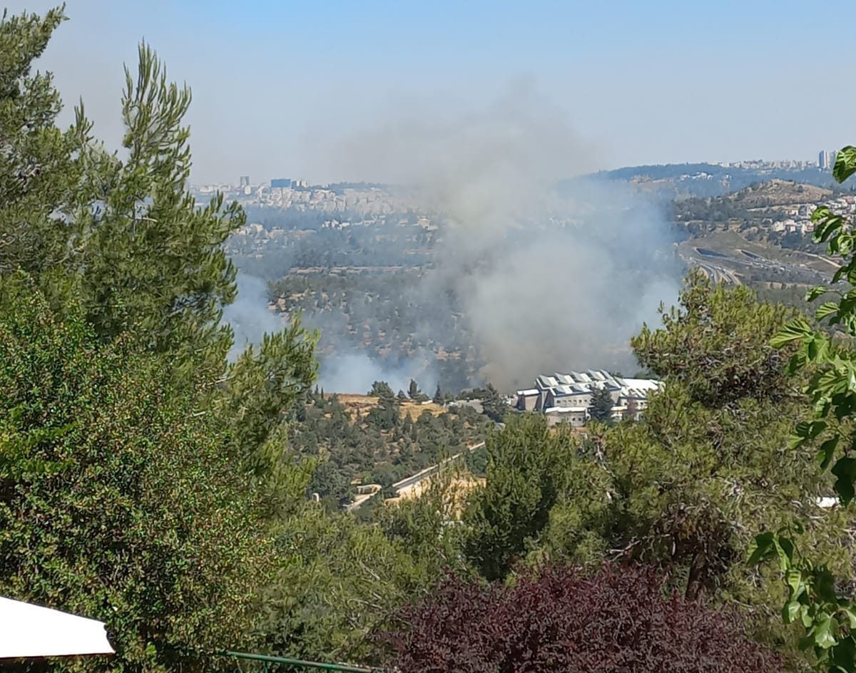 שריפה גדולה בהרי ירושלים: עשרות צוותי כיבוי במקום