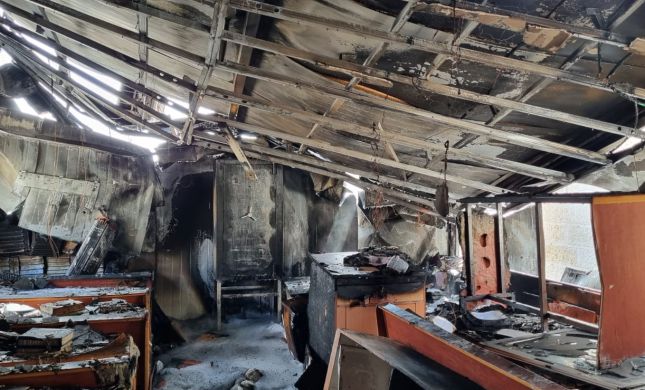  שריפה בבית כנסת: לוחמי האש חילצו את ספר התורה