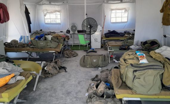 בשיא החום: לוחמים ישנים באוהל בלי חשמל