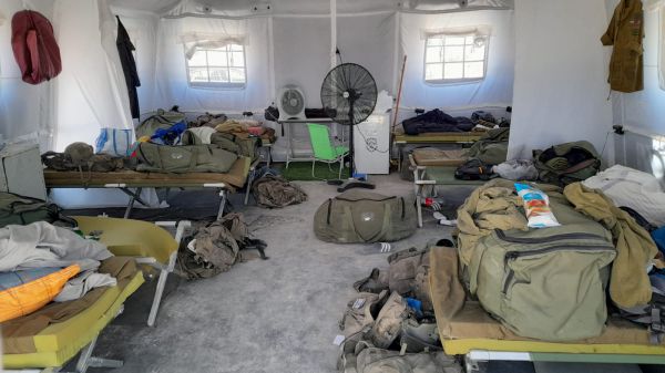 בשיא החום: לוחמים ישנים באוהל בלי חשמל